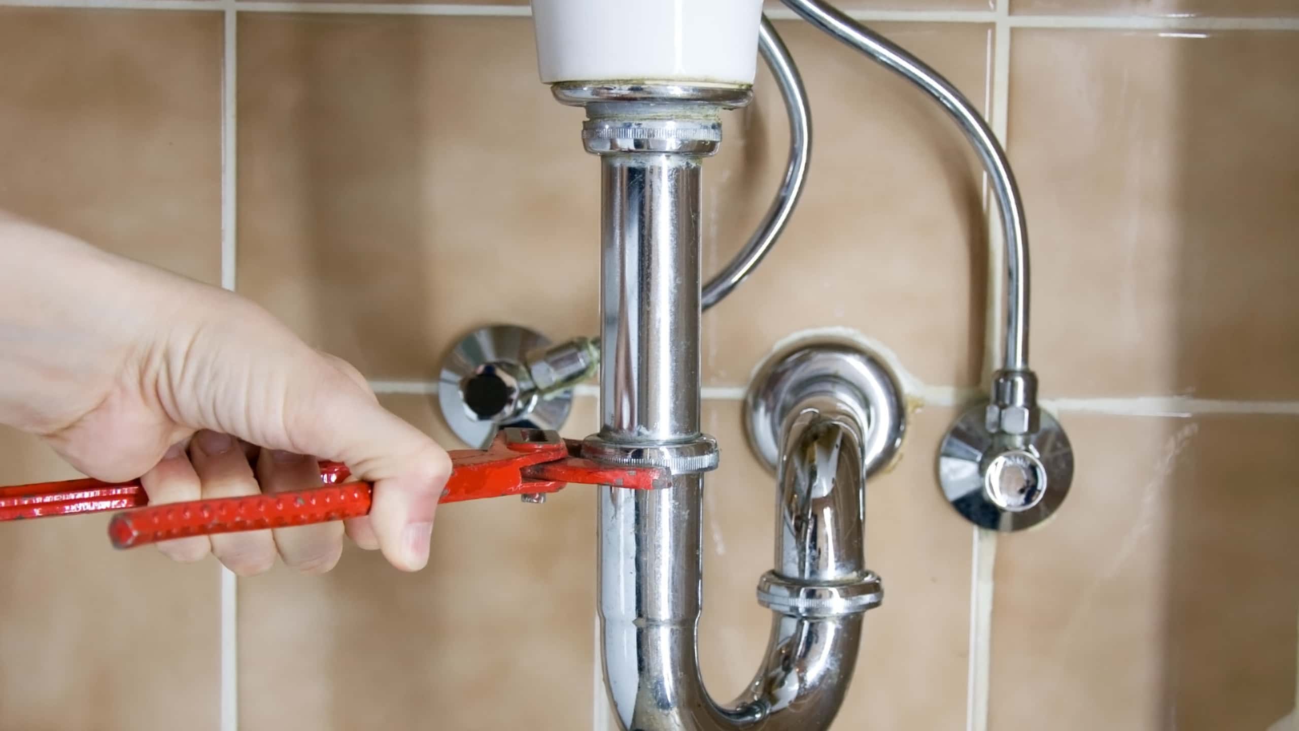 Tips on Saving Money When Hiring a Professional Plumber