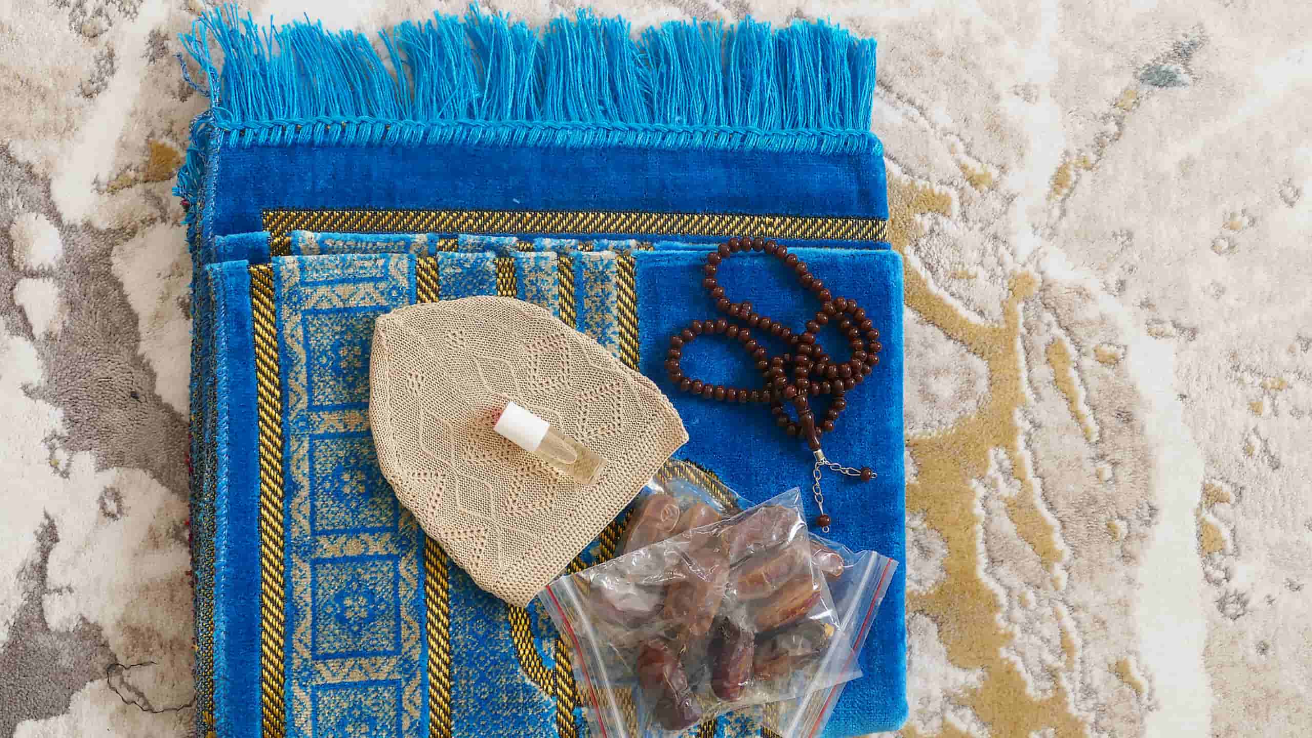 What is the difference between a budget and luxury Umrah package?